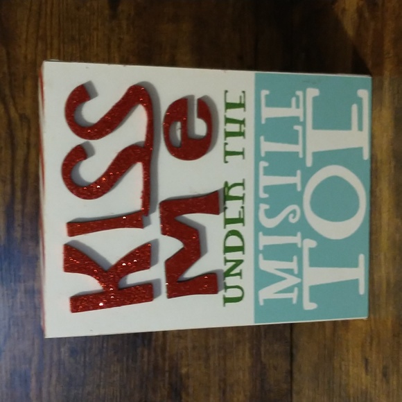 🎁 Kiss Me Mistletoe Sign - Picture 1 of 4